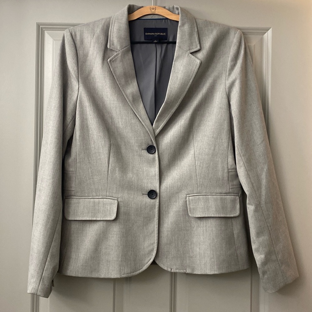 FULL SUIT. New Banana Republic Factory blazer & Martin fit pants, gray, size 12